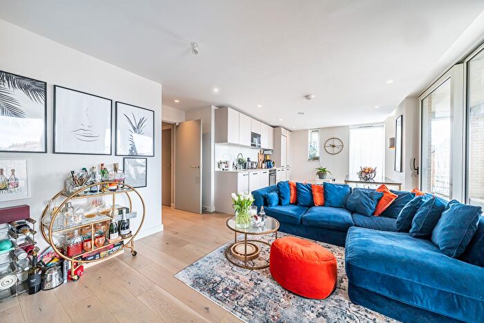 2 Bedroom Flat For Sale In Brixton Hill, London, SW2