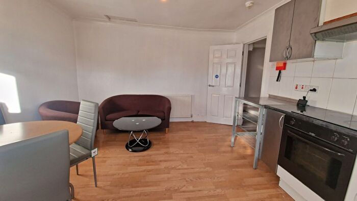 2 Bedroom Flat To Rent In Burdett Road (Top Floor Flat), Mile-End, E14
