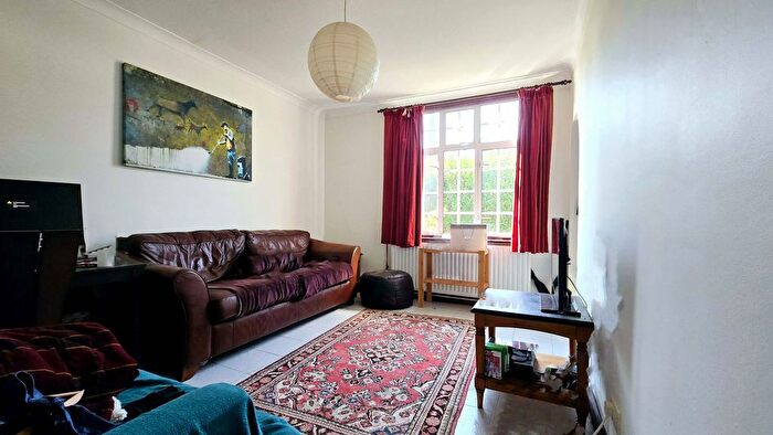 2 Bedroom End Of Terrace House To Rent In Derinton Road, Tooting, SW17