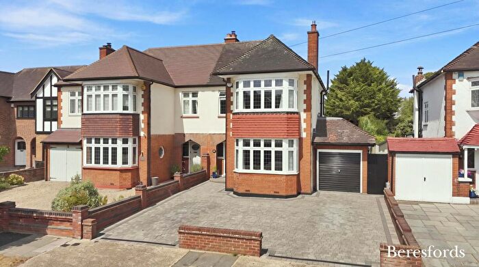 3 Bedroom Semi-Detached House For Sale In Parkland Avenue, Upminster, RM14