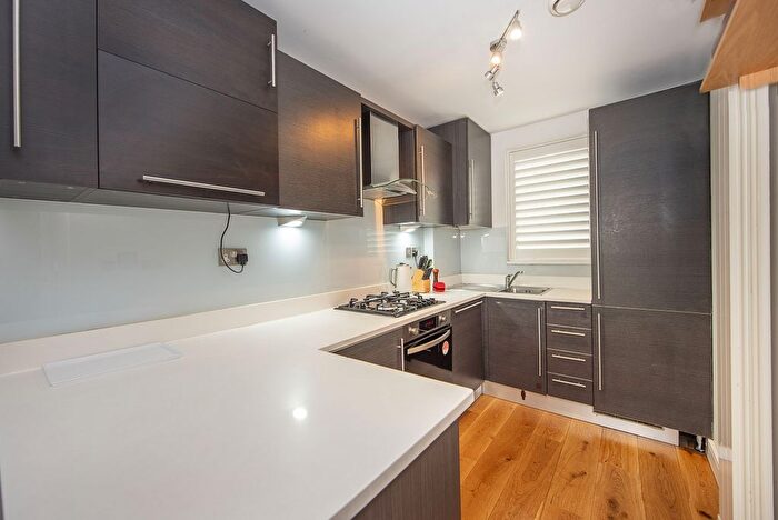 2 Bedroom Flat To Rent In Gerards Place, London, SW4