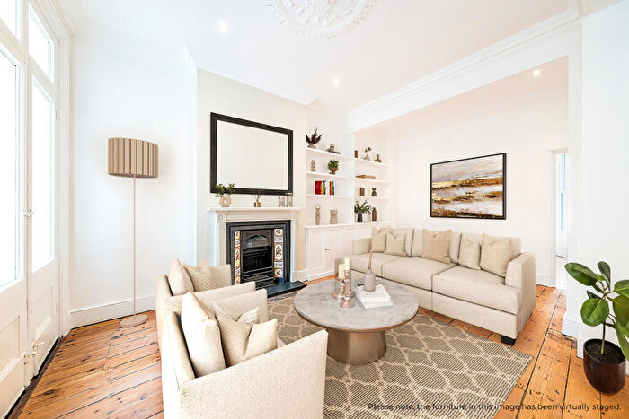 2 Bedroom Flat For Sale In Battersea Rise, London, SW11