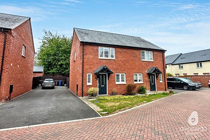 3 Bedroom Semi-Detached House For Sale In Hampden Square, Upper Heyford, OX25