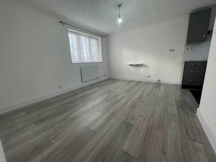 1 Bedroom Flat To Rent In Springwood Crescent, Edgware, HA8