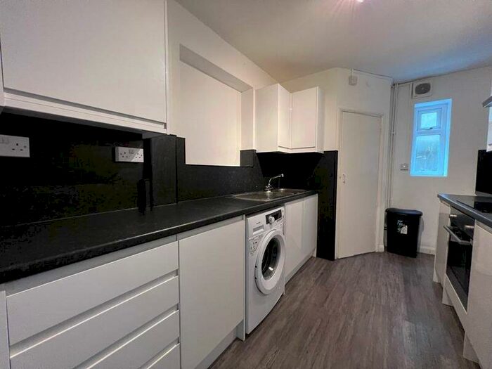 6 Bedroom Semi-Detached House To Rent In Hillside, Brighton, BN2