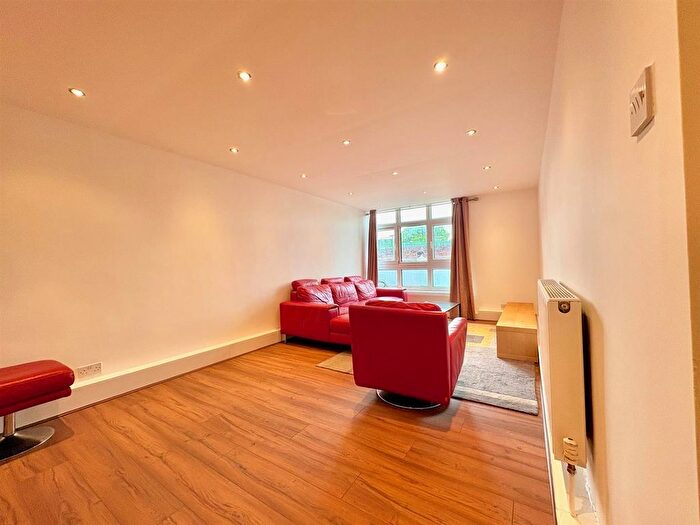 2 Bedroom Flat To Rent In Woking Close, London, SW15