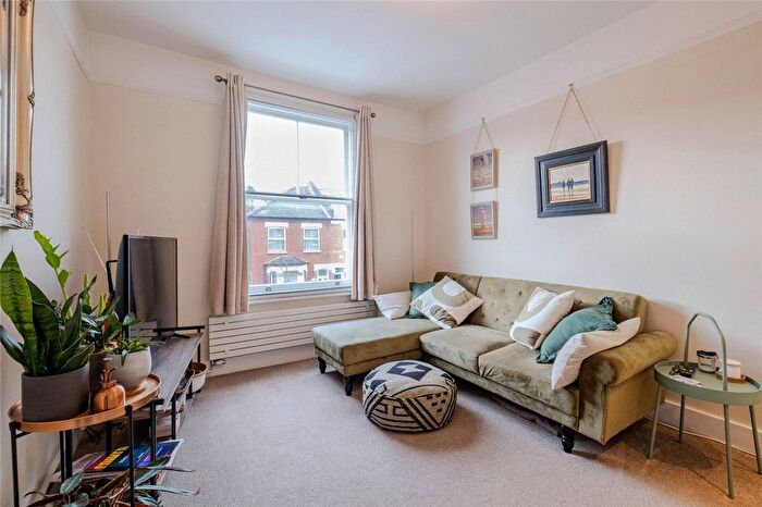 1 Bedroom Flat To Rent In Wellfield Road, Streatham, Lambeth, London, SW16