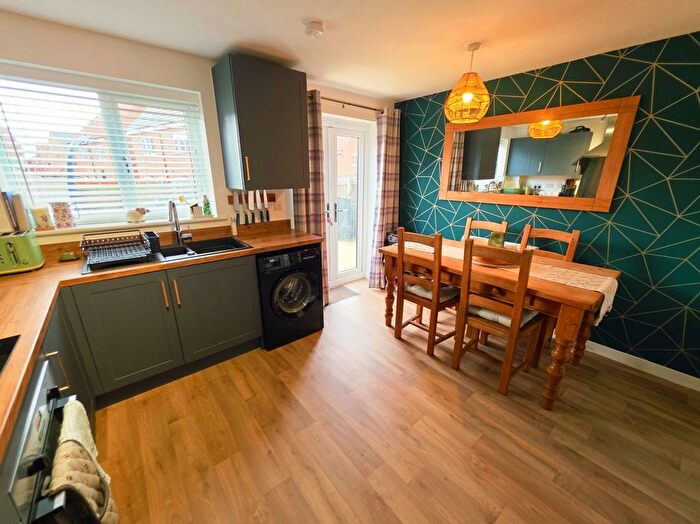 3 Bedroom Semi-Detached House For Sale In Kirkby Grove, Bircotes, DN11