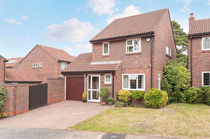 3 Bedroom Detached House For Sale In Blossom Close, South Croydon, CR2