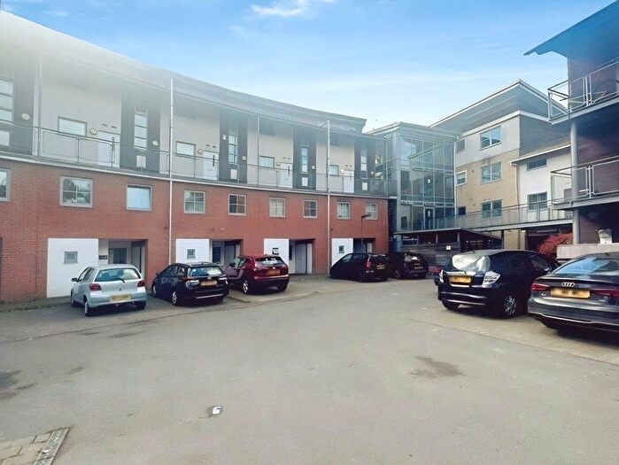 2 Bedroom Maisonette For Sale In Windmill Road, Slough, Berkshire, SL1