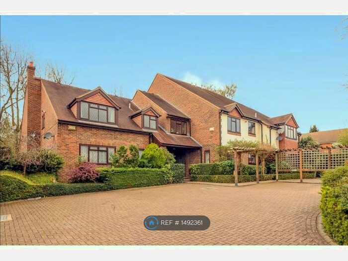 2 Bedroom Flat To Rent In Olde Court, Northwood, HA6