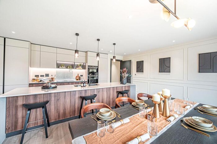 2 Bedroom Flat For Sale In Trent Park, Enfield, EN4