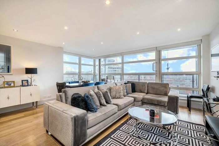 3 Bedroom Flat To Rent In Buckingham Palace Road, London, SW1W