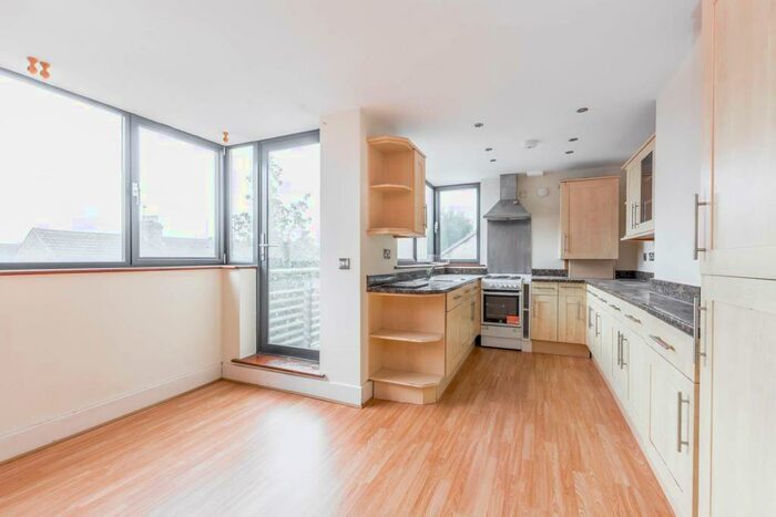 3 Bedroom Flat To Rent In Green Street, Forest Gate, London, E7