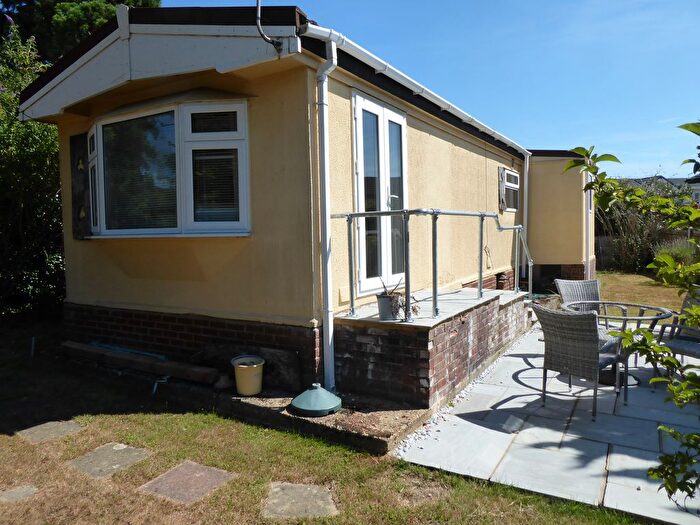 2 Bedroom Mobile/park Home For Sale In Loddon Court Farm, Beech Hill Road, Spencers Wood, Reading, RG7