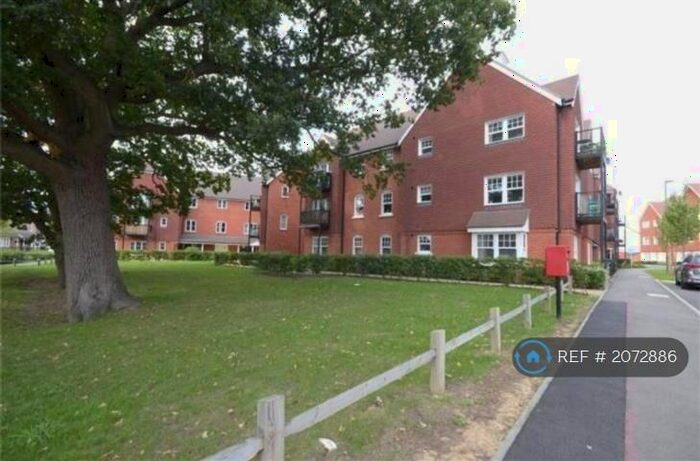 2 Bedroom Flat To Rent In Pintail Court, Horley, RH6