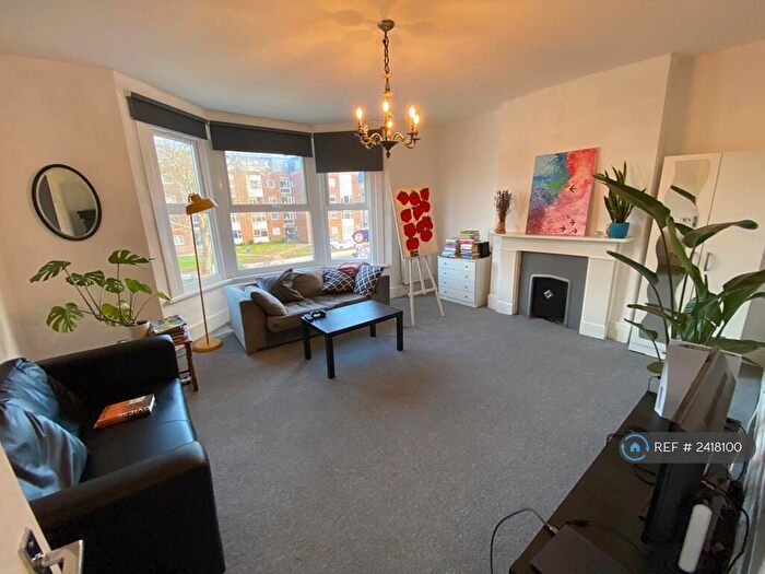3 Bedroom Flat To Rent In Bounds Green Road, London, N11