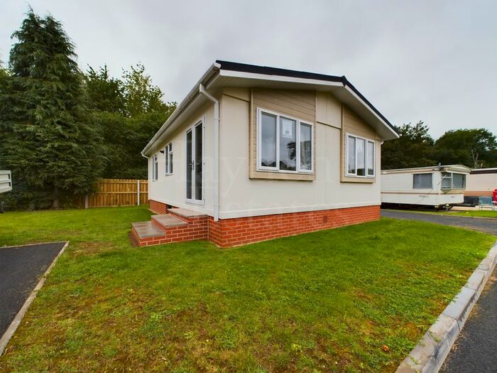 2 Bedroom Mobile/park Home For Sale In Hollins Park, Quatford, Bridgnorth, WV15