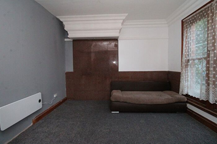 Studio To Rent In Downs Road, Luton, LU1