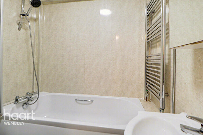 3 Bedroom Apartment For Sale In Marian Way, London, NW10