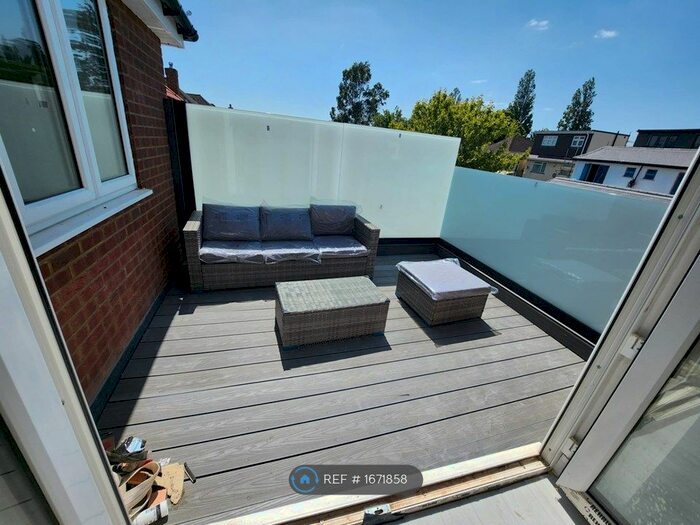 1 Bedroom Flat To Rent In Short Lane, Staines-Upon-Thames, TW19