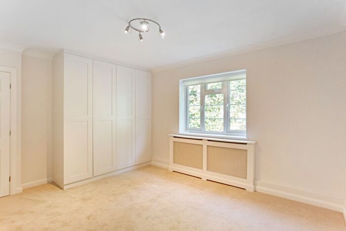 2 Bedroom Maisonette To Rent In Arlington Lodge, Monument Hill, Weybridge, KT13