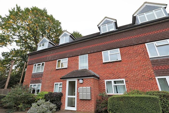 2 Bedroom Flat To Rent In Larch Close, Oxford, OX2