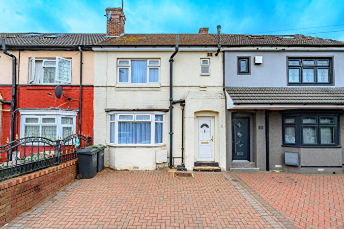 3 Bedroom Terraced House For Sale In Warren Road, Luton, LU1