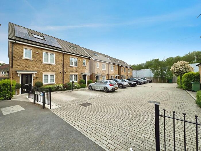 3 Bedroom Semi-Detached House To Rent In Grays Mews, Watford, WD18