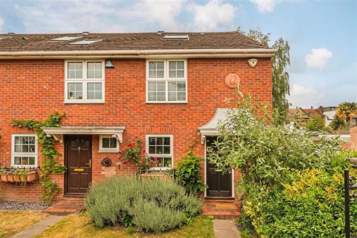 3 Bedroom End Of Terrace House To Rent In Temple Road, Kew, TW9