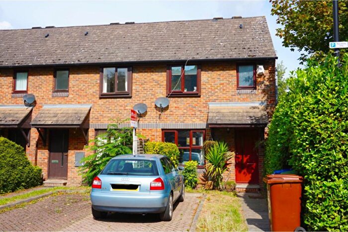 3 Bedroom Terraced House For Sale In Kinburn Street, London, SE16