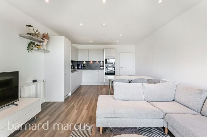 2 Bedroom Flat To Rent In Selbourne Avenue, Hounslow, TW3