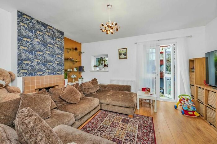 2 Bedroom Flat To Rent In Frensham Drive, London, SW15