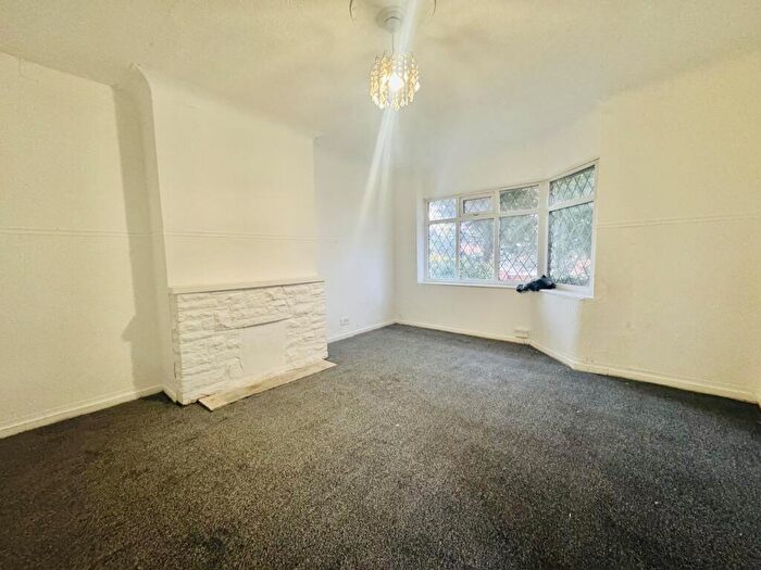 3 Bedroom Semi Detached House To Rent In Hedge Way, Bradford, BD8