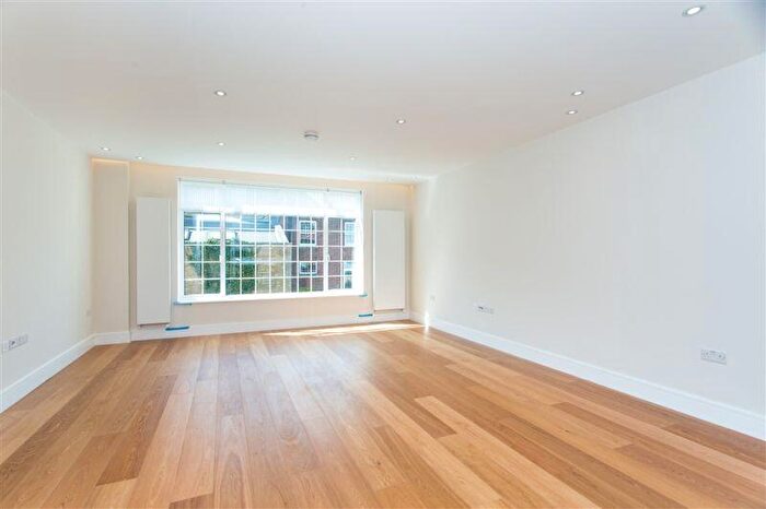 2 Bedroom Flat To Rent In Beechcroft Avenue, Golders Green, NW11