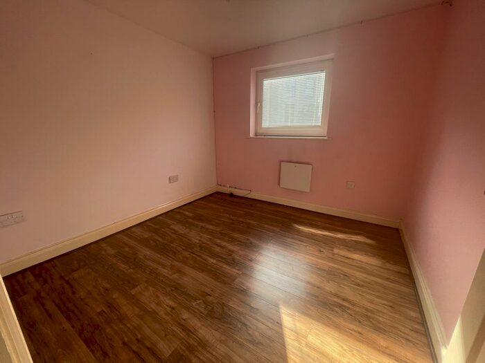 2 Bedroom Flat To Rent In Pasteur Drive, Swindon, SN1