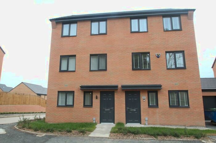4 Bedroom Town House To Rent In Lilac Avenue, Leeds, LS14