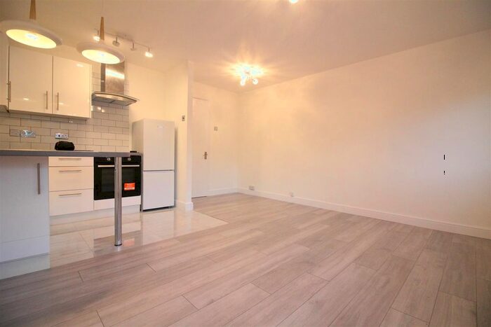 1 Bedroom Flat To Rent In Varsity Drive, Twickenham, TW1