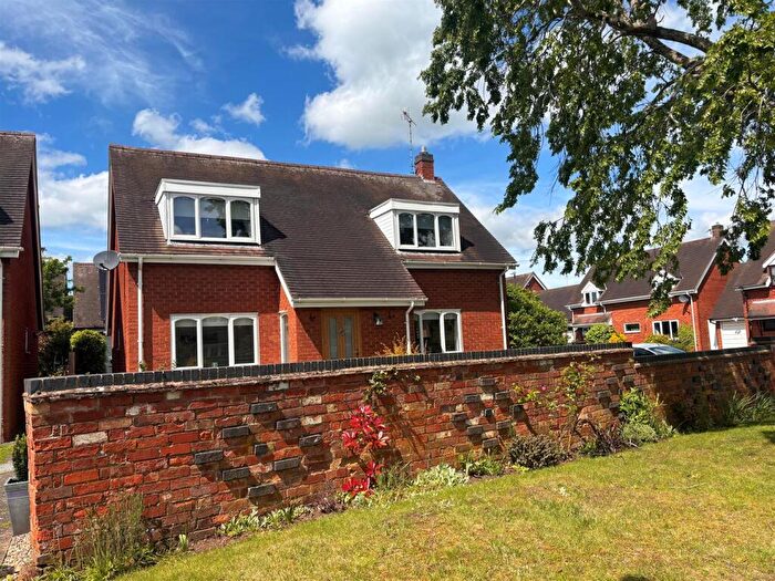 3 Bedroom Detached House For Sale In Holly Lodge, Wellesbourne, CV35