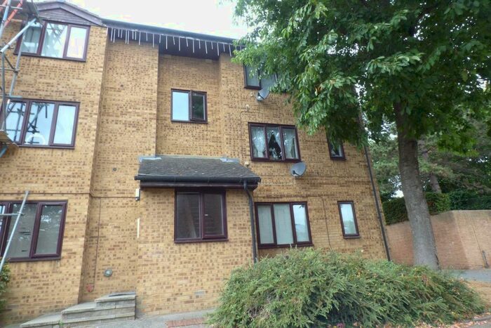 Studio To Rent In Dial Close, Greenhithe, DA9