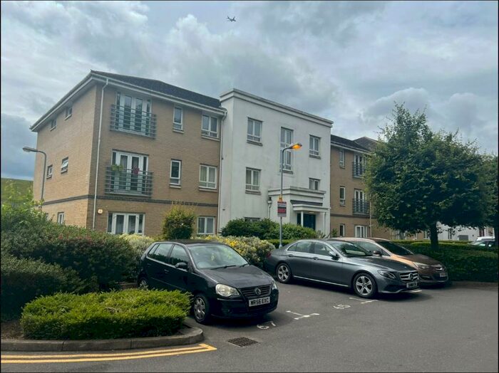 2 Bedroom Apartment To Rent In Slough, Berkshire, SL3