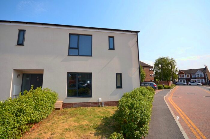 3 Bedroom Semi-Detached House To Rent In Finefield Walk, Slough, SL1