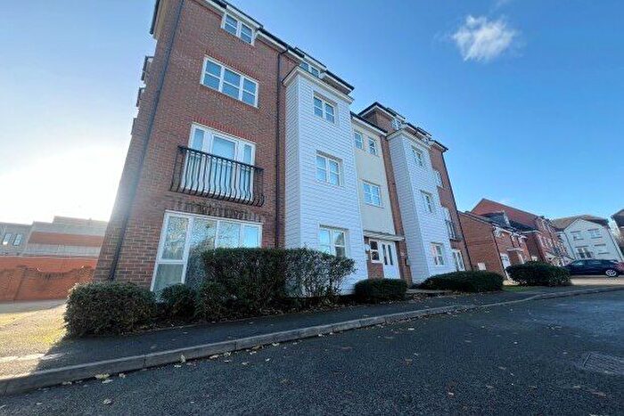 2 Bedroom Flat To Rent In Shottery Close, Redditch, B98