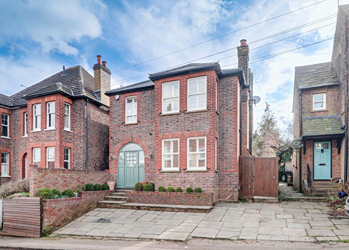 3 Bedroom Detached House For Sale In Cravells Road, Harpenden, Hertfordshire, AL5