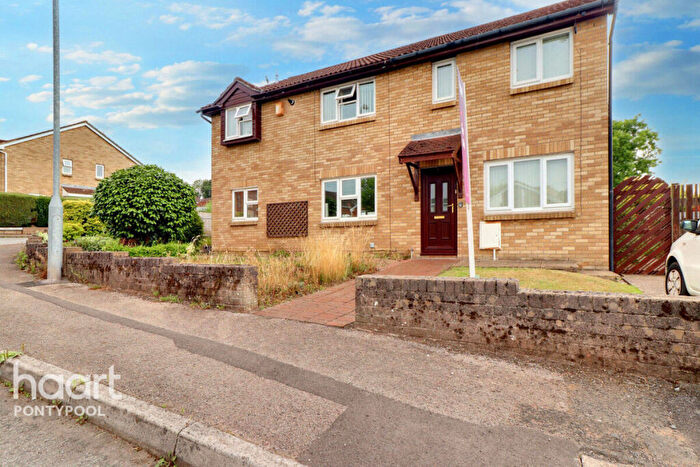 3 Bedroom Semi-Detached House For Sale In Poplar Avenue, Pontypool, NP4