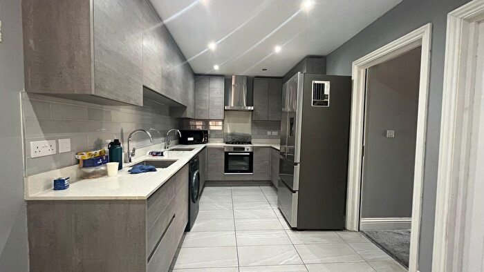 6 Bedroom Semi-Detached House To Rent In Leeds Road, Slough, Berkshire, SL1