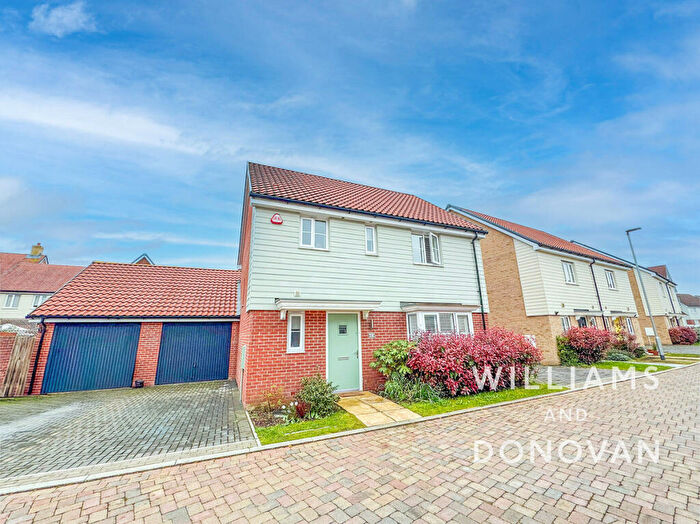 3 Bedroom Detached House For Sale In Alice Gardens, Rochford, SS4