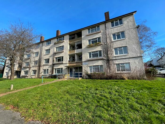 3 Bedroom Flat To Rent In Purbrook Close, Aldermoor, Southampton SO16