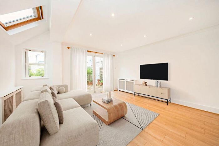 2 Bedroom Flat For Sale In Lindrop Street, Fulham, SW6