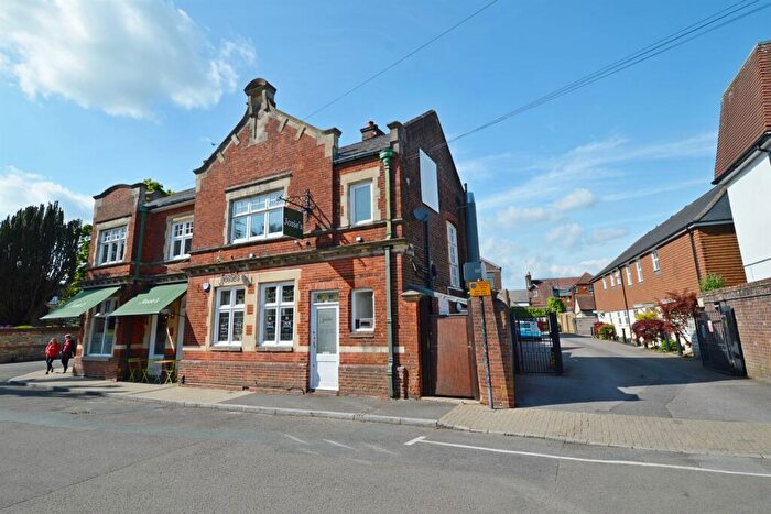 2 Bedroom Flat To Rent In St. Peters Road, Petersfield, GU32